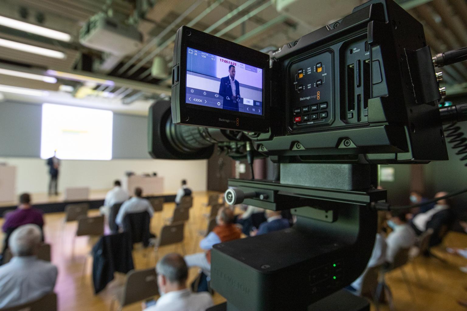 Motorized pan tilt head Pauli with camera filming a conference